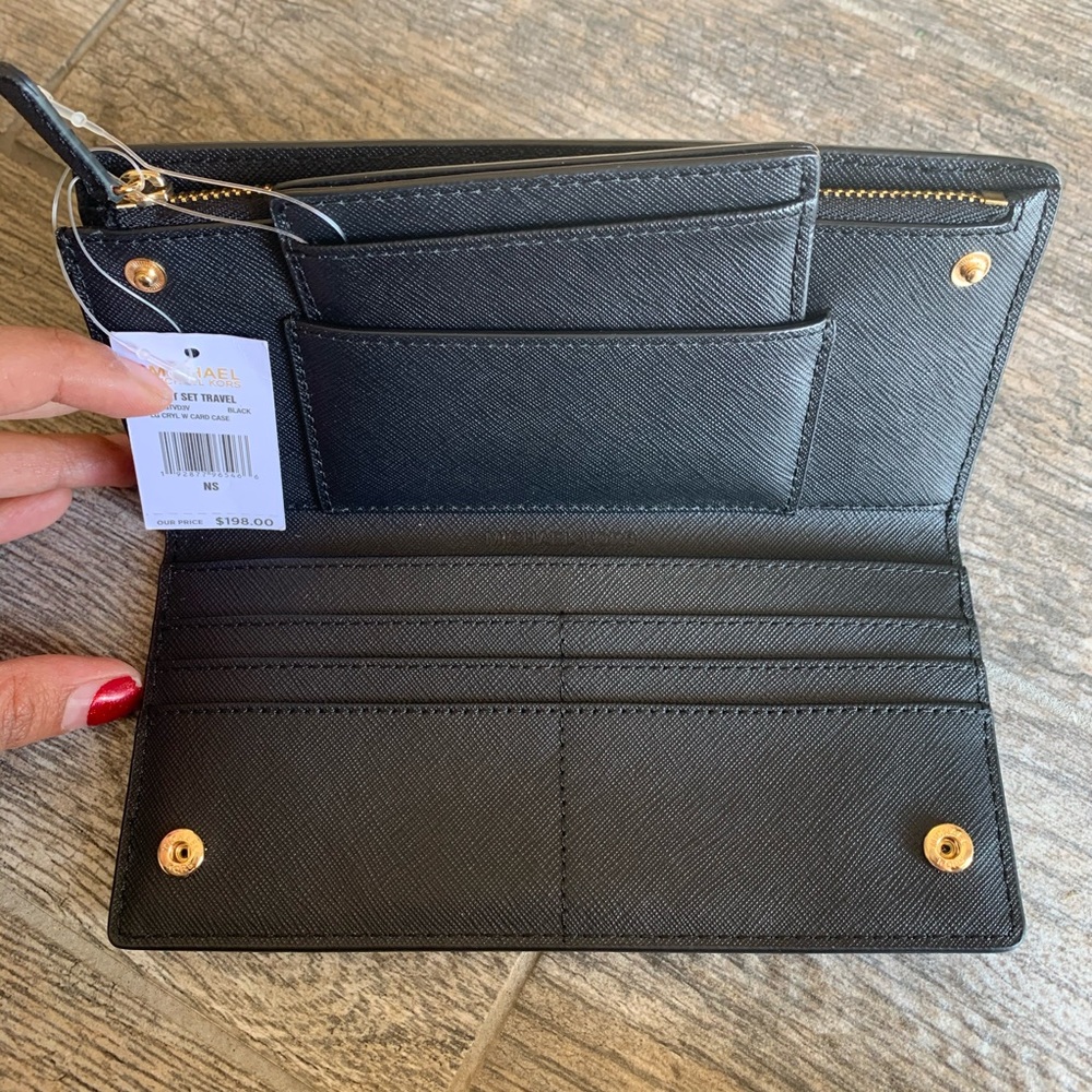 New MK Jet set travel lg cryl w case card 🖤 - Picture 2 of 4